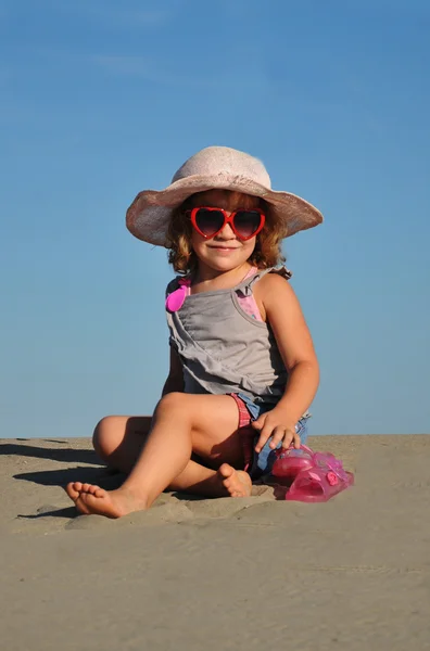 砂浜のビーチで女の子 — ストック写真