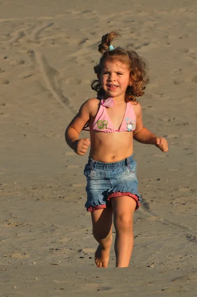 Menina correndo pela praia — Fotografia de Stock