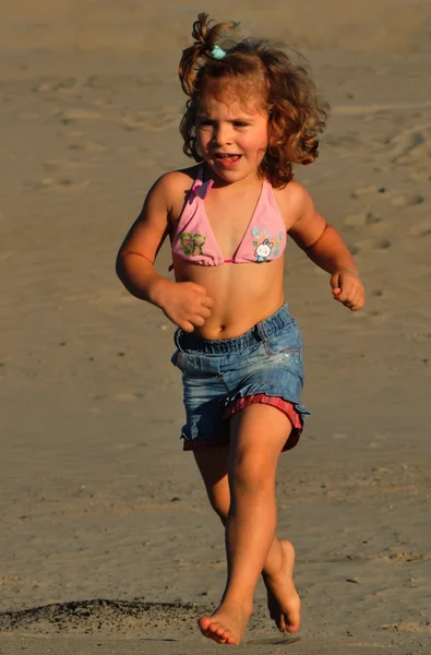 Dziewczyna spływały na plaży — Zdjęcie stockowe