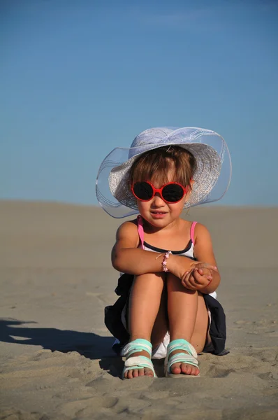 A homokos tengerparton lányok — Stock Fotó