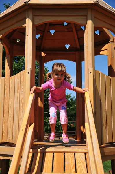 Uma linda menina no parque infantil — Fotografia de Stock