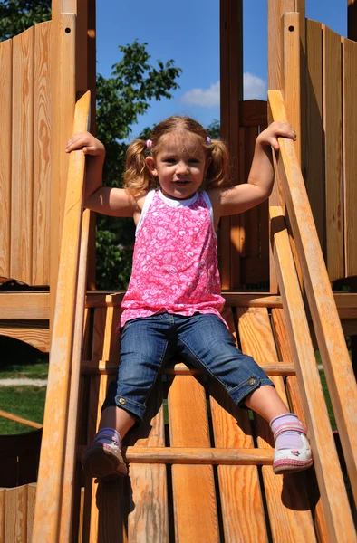 Uma linda menina no parque infantil — Fotografia de Stock