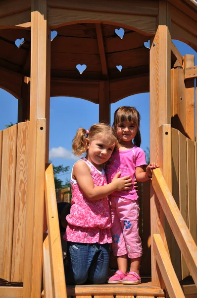 Mooie kleine meisjes op de speelplaats — Stockfoto