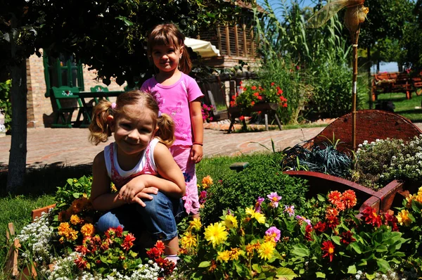 Κορίτσι και λουλούδια — Φωτογραφία Αρχείου