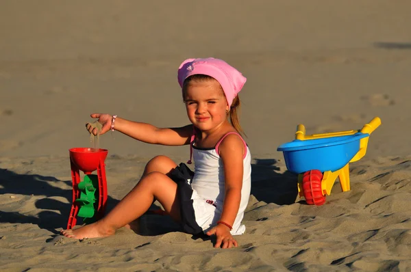 Ένα όμορφο μικρό κορίτσι Παίξτε και άλμα στην παραλία — Φωτογραφία Αρχείου