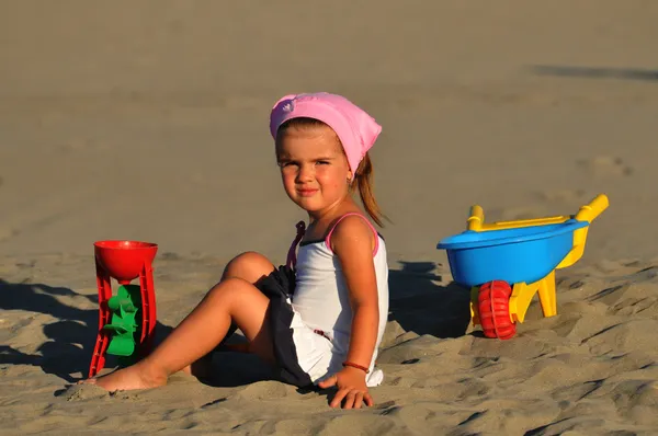 Ένα όμορφο μικρό κορίτσι Παίξτε και άλμα στην παραλία — Φωτογραφία Αρχείου