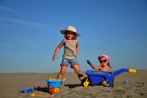 Δύο κορίτσια να παίζουν στην άμμο παραλία — Φωτογραφία Αρχείου
