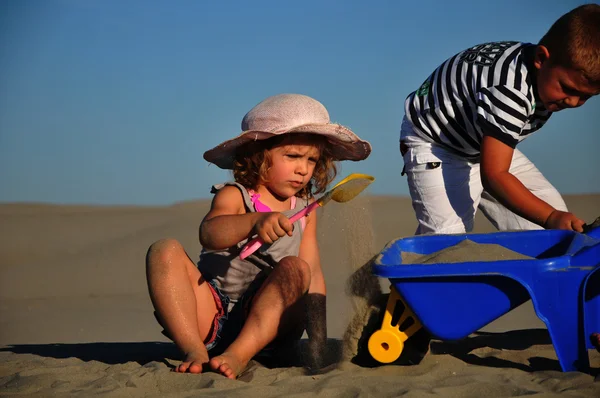 Chlapec a dívka si hraje na písečné pláži — Stock fotografie