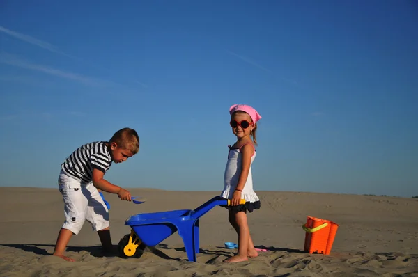 Chlapec a dívka si hraje na písečné pláži — Stock fotografie