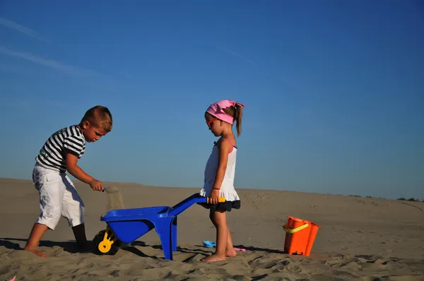 Αγόρι και κορίτσι παίζει σε αμμώδη παραλία — Φωτογραφία Αρχείου