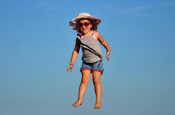 아름 다운 어린 소녀 놀이 및 해변에서 점프 — 스톡 사진