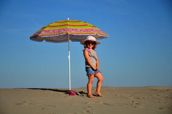 Дівчата на пляжі під пляжною парасолькою — стокове фото