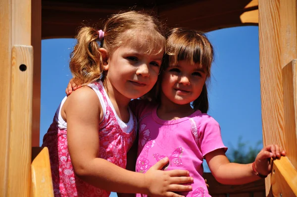 Dvě krásné dívky představují — Stock fotografie