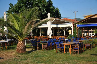 Kumsaldaki kafe.