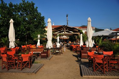 Kumsaldaki kafe.