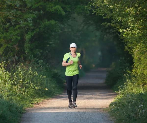 A képzési futni idősebb nő — Stock Fotó