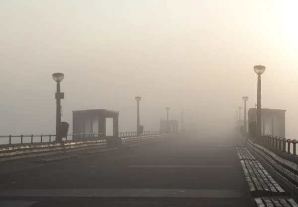 Czynienia molo rano mgły — Zdjęcie stockowe