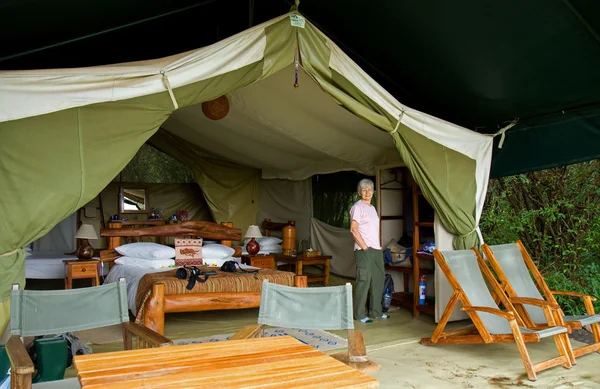 Vrouw in luxe safari tent — Stockfoto