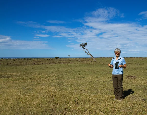 Masai mara üzerinde duran kadın — Stok fotoğraf