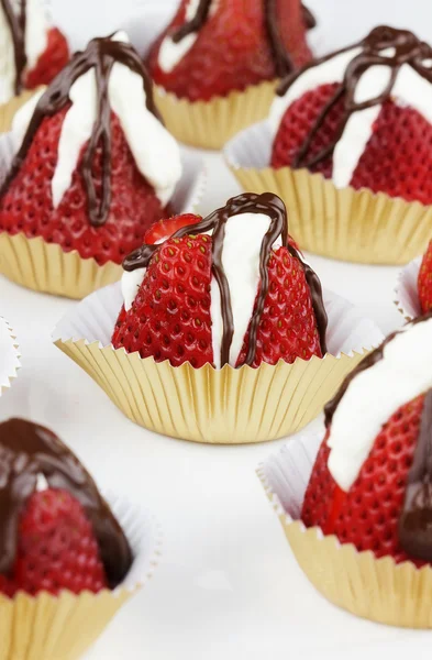 Choklad fylld jordgubbar — Stockfoto