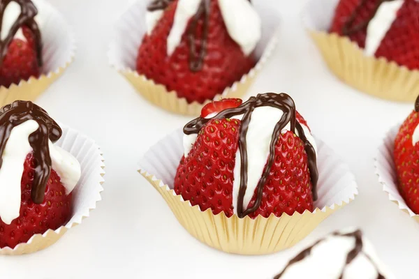 Erdbeeren gefüllt mit Schokolade — Stockfoto