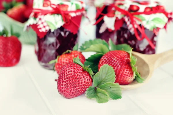 Erdbeeren und Konfitüren — Stockfoto