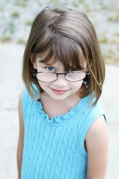 Menina vestindo óculos — Fotografia de Stock