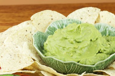 guacamole ve mısır cipsi