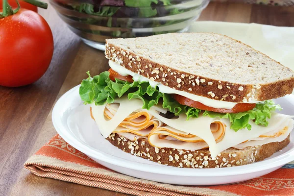 Сэндвич с копченой курицей — стоковое фото
