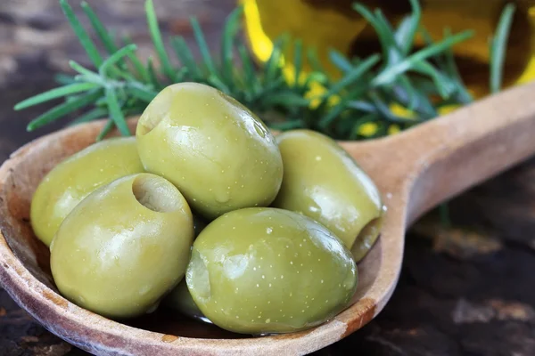 Оливки, розмарин і оливкова олія — стокове фото