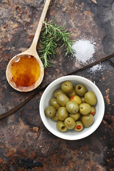 Оливки, маслом і сіллю — стокове фото