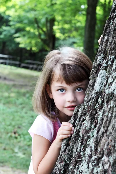 Çocuk bir meşe ağacının karşı yaslanmış — Stok fotoğraf