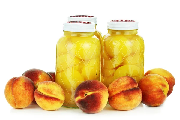 Konserverade och färska persikor — Stockfoto