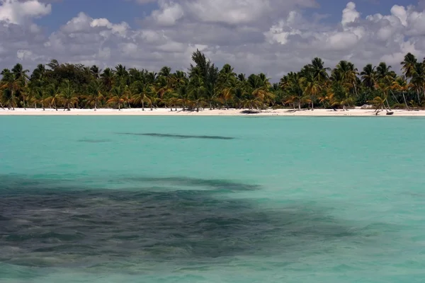 Praia de areia branca perfeita e oceano azul-turquesa — Fotografia de Stock