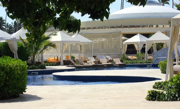 Bazén v luxusní tropické resort — Stock fotografie