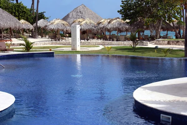 Pool in luxury tropical resort — Stock Photo, Image