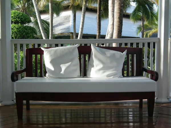 Luxusní pohodlnou pohovku v tropech — Stock fotografie