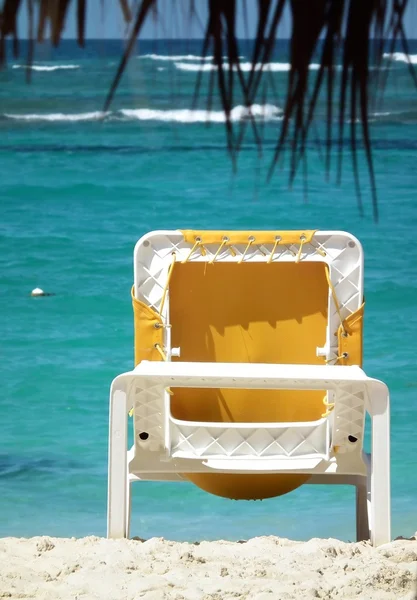 Лежащий стул на пляже — стоковое фото