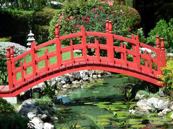 Červený most v zahradě Stock Snímky