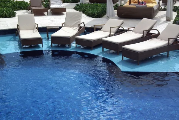 Luxus medencével és székek — Stock Fotó