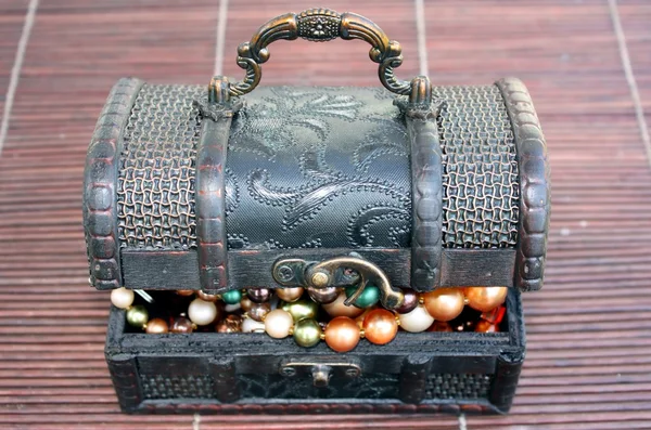 Treasure chest and jewelry — Stock Photo, Image