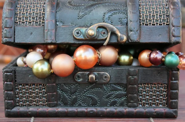 Beautiful necklace and treasure chest — Stock Photo, Image
