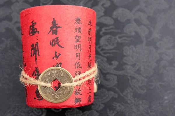 Красная азиатская ваза на черном — стоковое фото