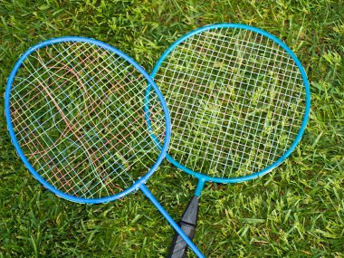 badminton raket yeşil bir arka bahçe içinde closeup