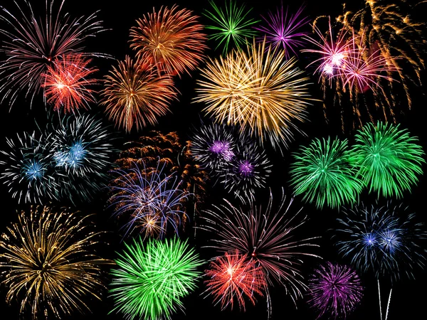 Colagem de fogos de artifício multicoloridos contra um céu negro — Fotografia de Stock