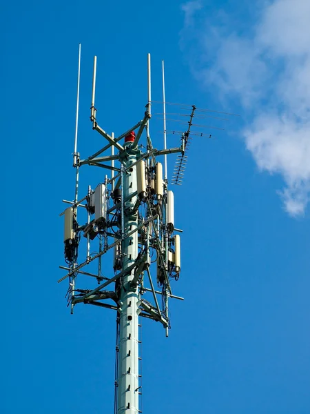 Singola torre di comunicazione sopra un cielo blu — Foto Stock