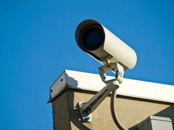 Övervakningskameror som utför övervakning på sidan av en byggnad — Stockfoto