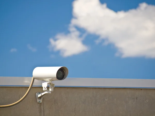 Câmeras de segurança realizando vigilância no lado de um edifício — Fotografia de Stock