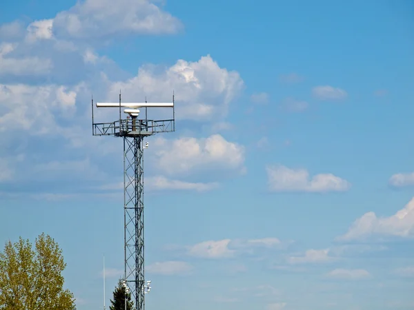 Radarové věže na letišti pro řízení letového provozu — Stock fotografie