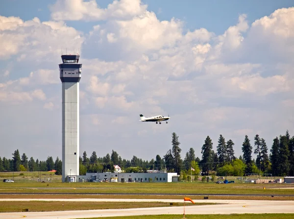 Torre di controllo del traffico aereo di un aeroporto moderno con decollo aereo — Foto Stock